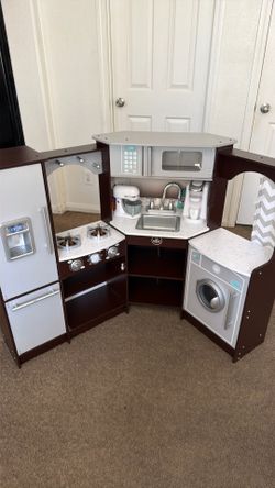 Kitchen pretend play