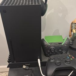 Xbox Series X Witn Extras 