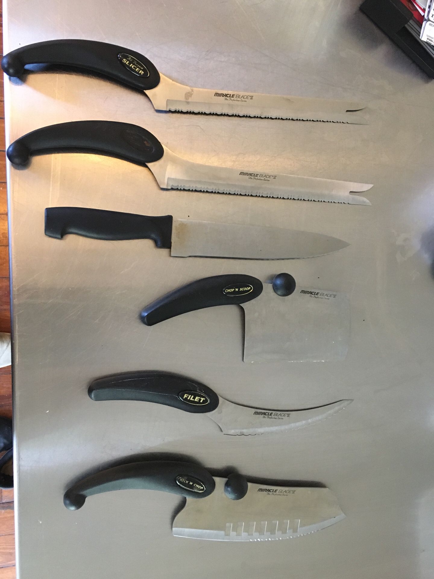 Sold at Auction: Miracle Blade III Knife Set in Block