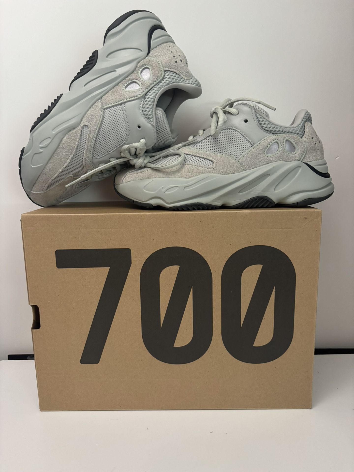 yeezy boost 700 box ADDIDAS  Moneykickz The sneakers retro Yeezy 350 Yeezy Wave Runner
