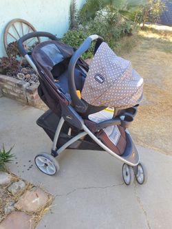 Chicco Infant Car Seat With Base &Stroller Combo Expiration 2028