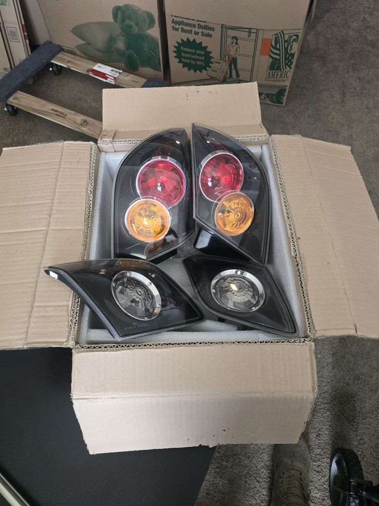 2006 Mazda 3 HATCHBACK (NOT SEDAN) REAR TAIL LIGHT ASSEMBLY