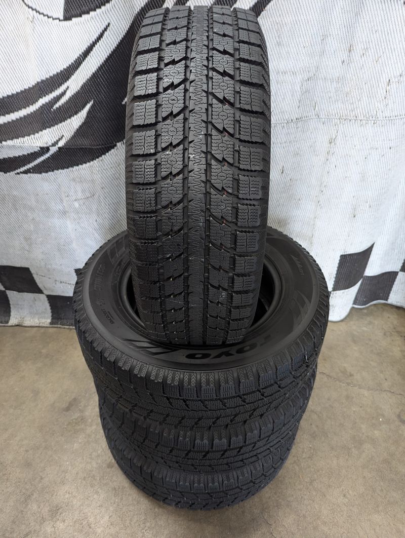 225/65r16 "Near Brand New" Toyo Observe GSI-5 studless winter snow tires