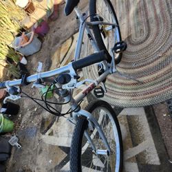 Bike  TREK  900 26INCH SHIMANO 18SPEED SHIFTING AND BREAK PERFECT LIKE NEW EVERYTHING IS GOOD CONDITION 