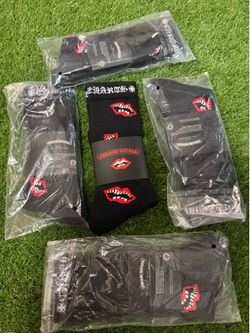 Black & red lip print socks