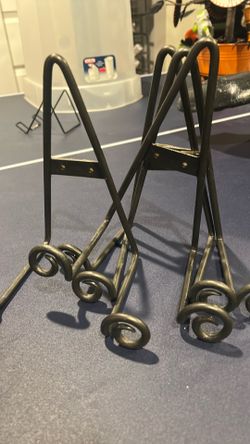 Plate display holders