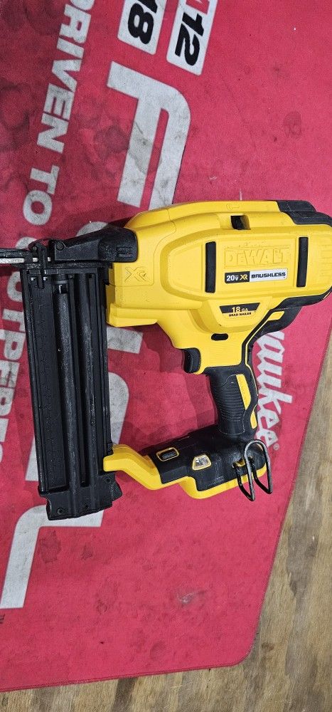 DEWALT 20V XR 18GAUGE FINISH NAILER (TOOL-ONLY)
