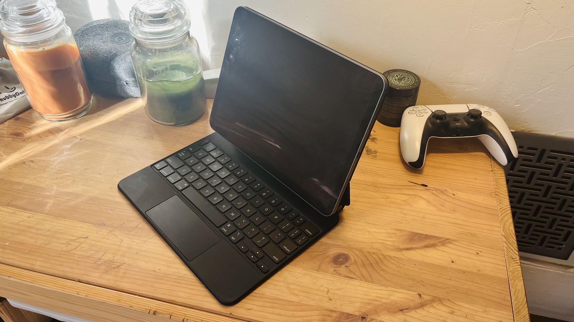 iPad Air 5th Gen Black, with Black Apple MagicKeyboard, Exellent Condition