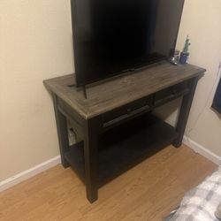 TV table With Drawers