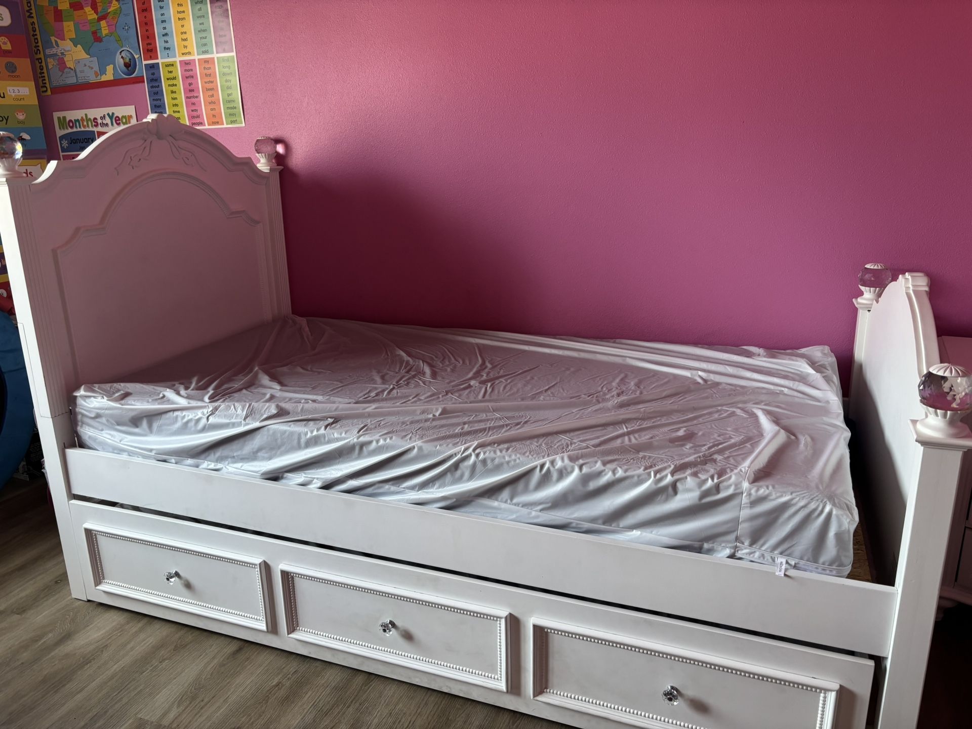 ✨ Beautiful White Youth Bedroom Set – $800 OBO ✨ Perfect for a glam princess room! 💖