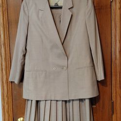 Corporate Level Carsons women's 2 piece double-breasted suit. Size 8.
Wheat w/blue checked.