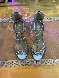 Badgley Mischka size 8 silver jeweled heels