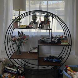 Round display shelf