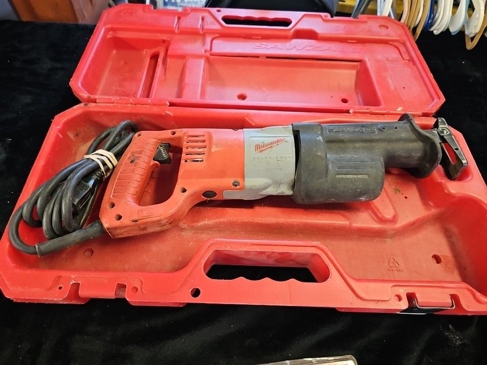 MILWAUKEE RECIPROCATING SAWZALL 6509-22, CORDED ELECTRIC, W/ BLADES & CASE