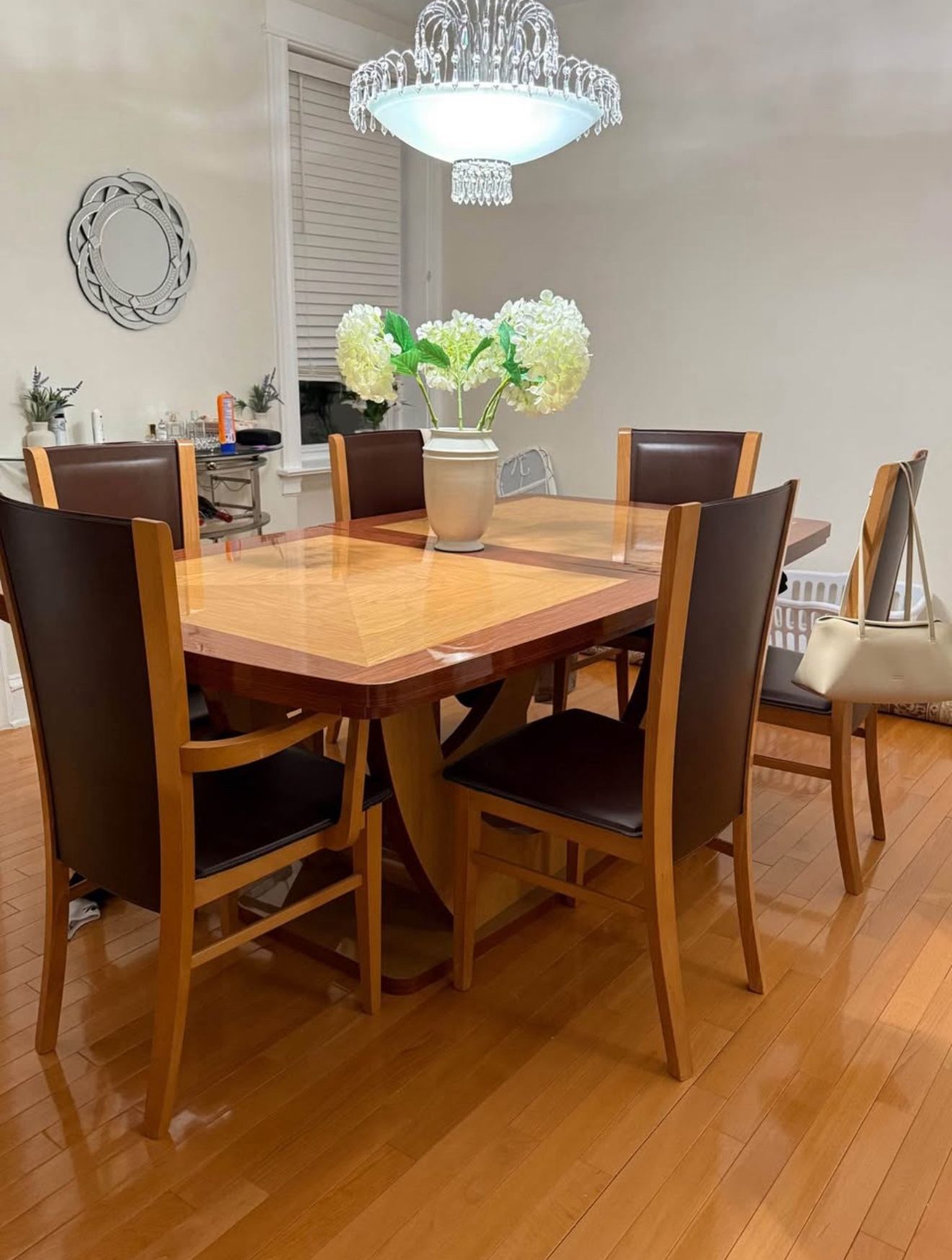Dining room table + 6 matching chairs
