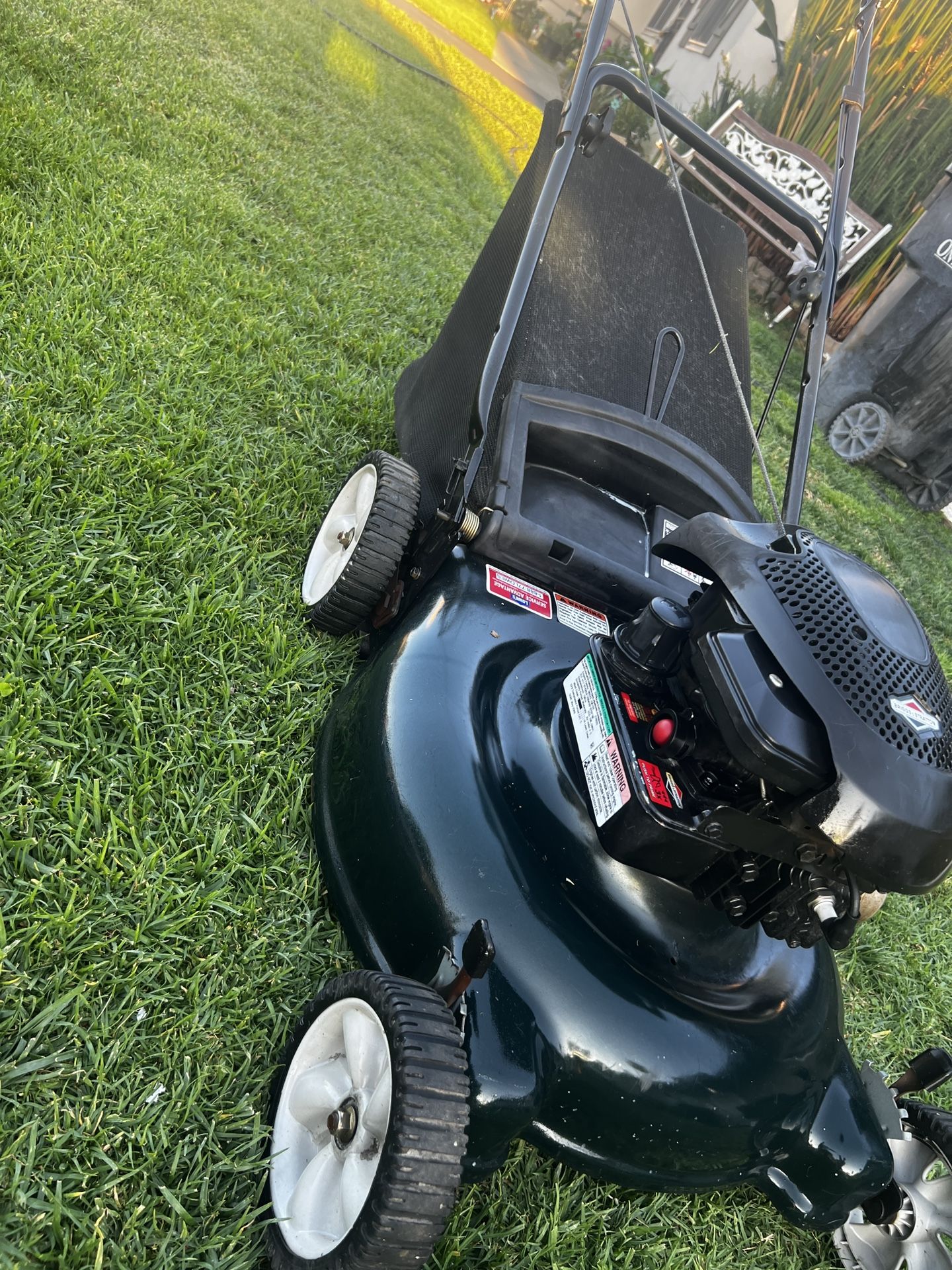 LAWN MOWER BRIGGS & STRATTON RUNS VERY GOOD New oil new carburetor new spark plug new filter NO ISSUES