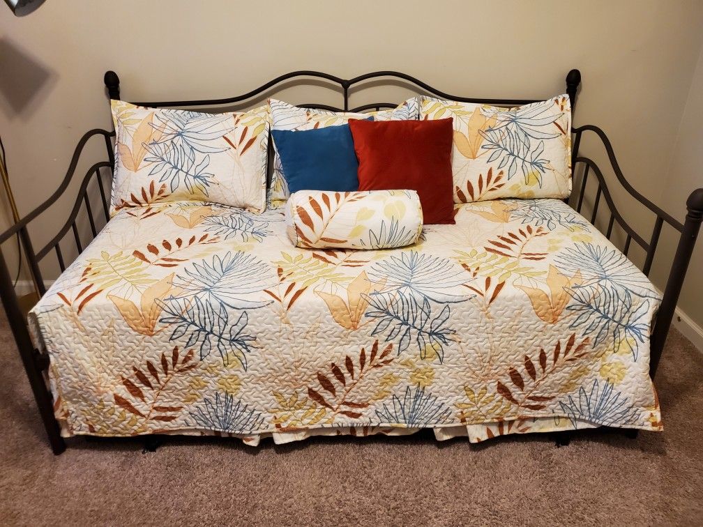 Daybed Trundle Set (Mattresses Included)