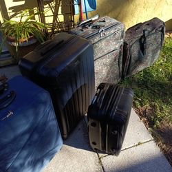 4 Large And 4 Small Carryon Luggage Large $15 Each Small $10 Each Good Condition Clean 