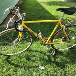 Vintage 1974 Schwinn Le Tour 10 Speed Men’s Bicycle In Yellow