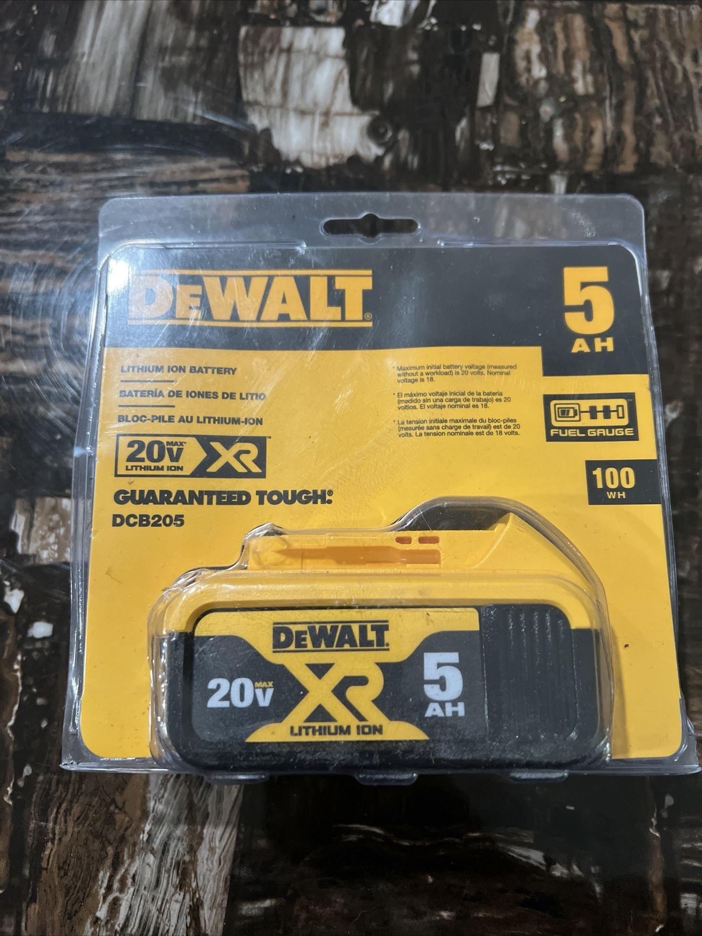 New DeWalt DCB205 XR 5AH 20 Volt MAX Lithium Ion Power Tool Battery