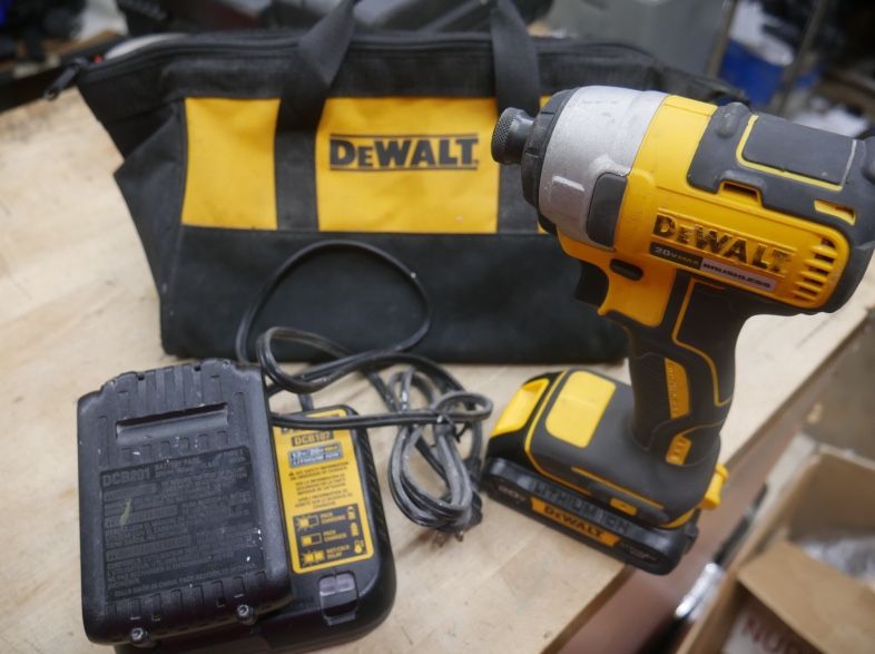 dewalt DCF787 impact driver with 2 batteries DCB201 and DCB107 charger 880971-1