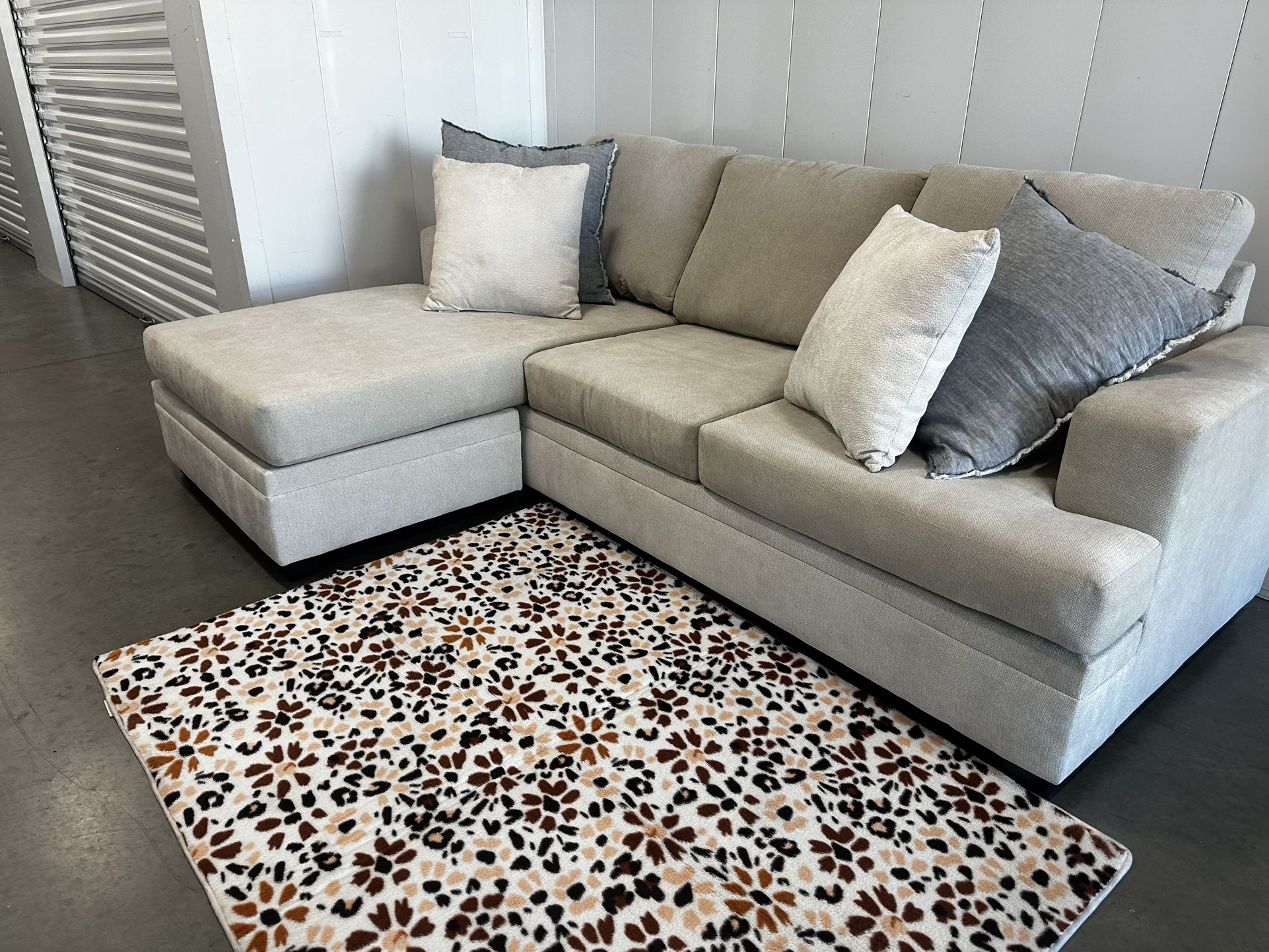 BEIGE SECTIONAL COUCH W/ FREE DELIVERY