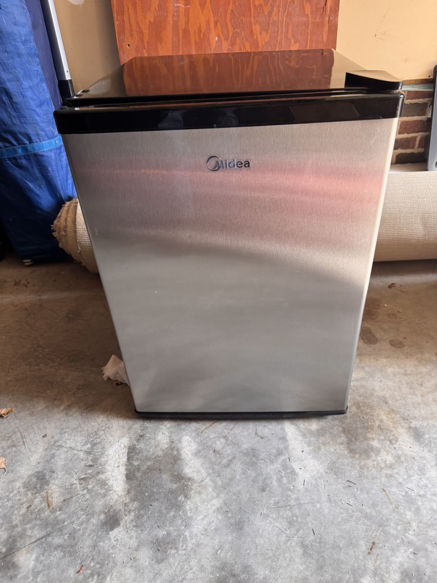 Midea Mini Fridge