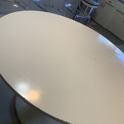 White Round Table 4 Clear Chairs 