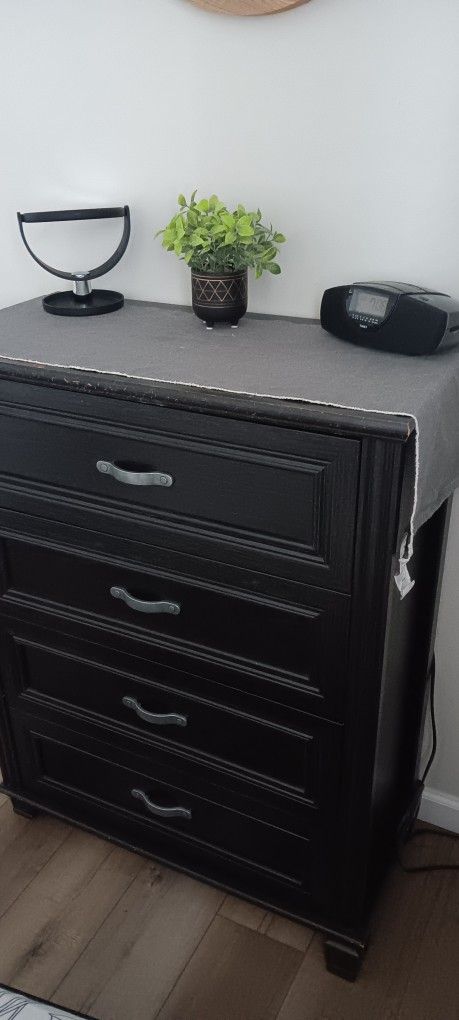 Twin Beds With Chest And Night Table