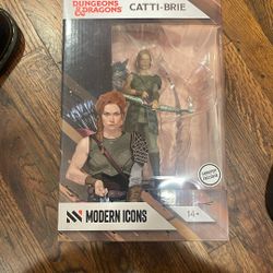 Dungeons and Dragons Modern Icons Catti-Brie 8.65 Inch Statue Figure