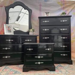 Five Pieces Wooden Bedroom Set Including Two Dressers,mirror, Nightstand Set Has Been Refurbished Colors Black Gloss And Silver 