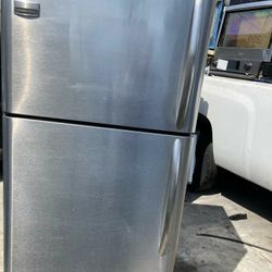 FRIGIDAIRE  APARTMENT SIZE STAINLESS STEEL REFRIGERATOR 33"W 
