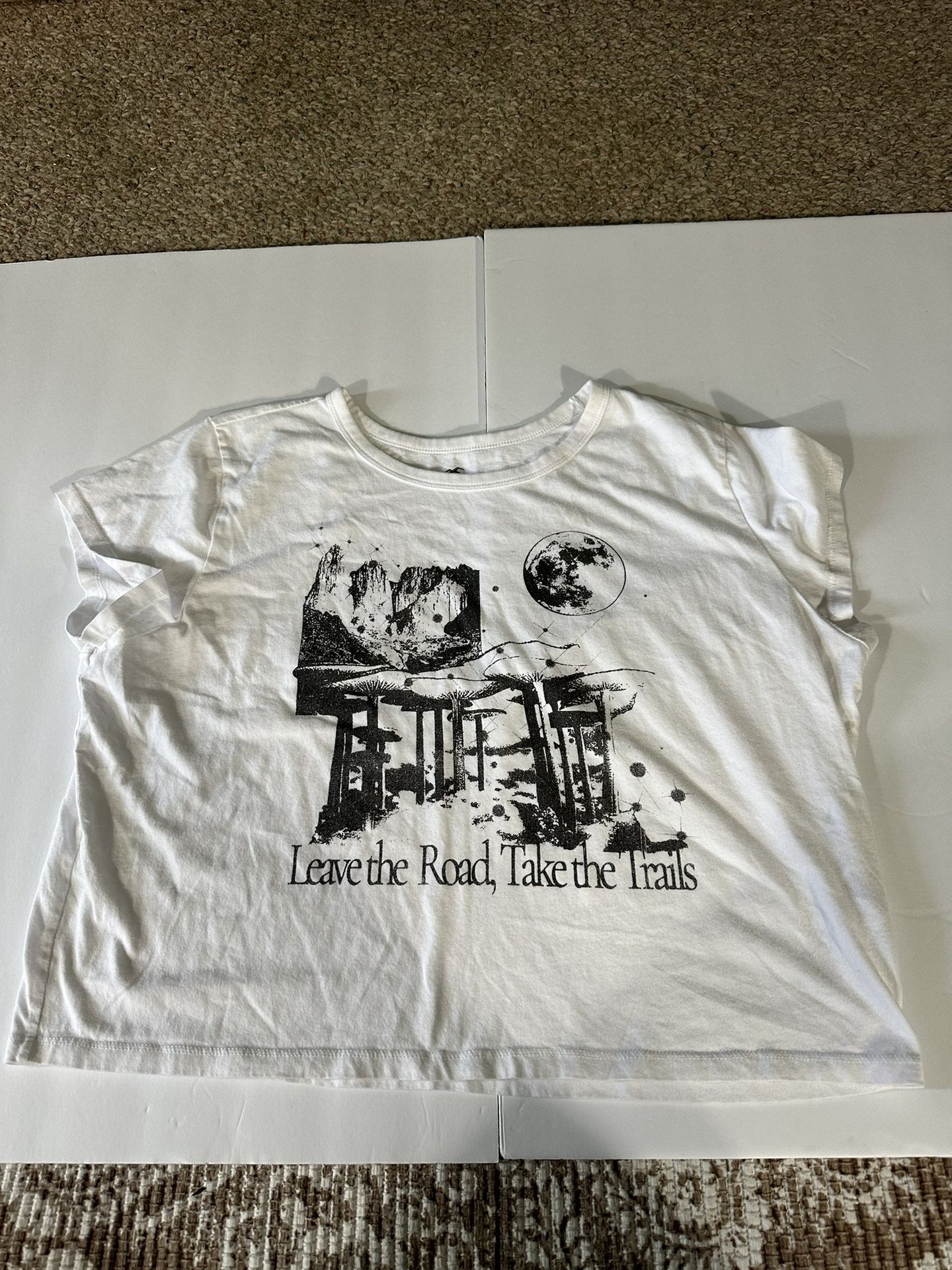 Hollister’s Leave Road T-Shirt Size XXL 100% Cotton Women’s Crop Great Condition