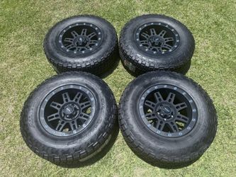 (4) 16” Pro Comp Wheels 265/70R16 Nitto All Terrain