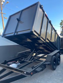 Scissor lift dump trailer