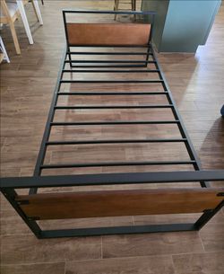 LIKE-NEW TRUNDLE bed for kids