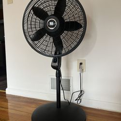 Lasko 18 Inch Cyclone Pedestal hOscillating Floor Fan Black 3 Speed with  Remote for Sale in Edison, NJ - OfferUp