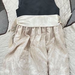 Vestidos Para Niñas Como Nuevos Talla 5/6 Y El Último Talla 7. Los 3 Por $40