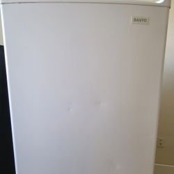 🧊 Mini Fridge – SANYO with Freezer – $65 – Works Perfectly