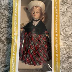 Collectible Effanbee Grandes Dames Doll Collection 11” Robyn 1982, in original packaging