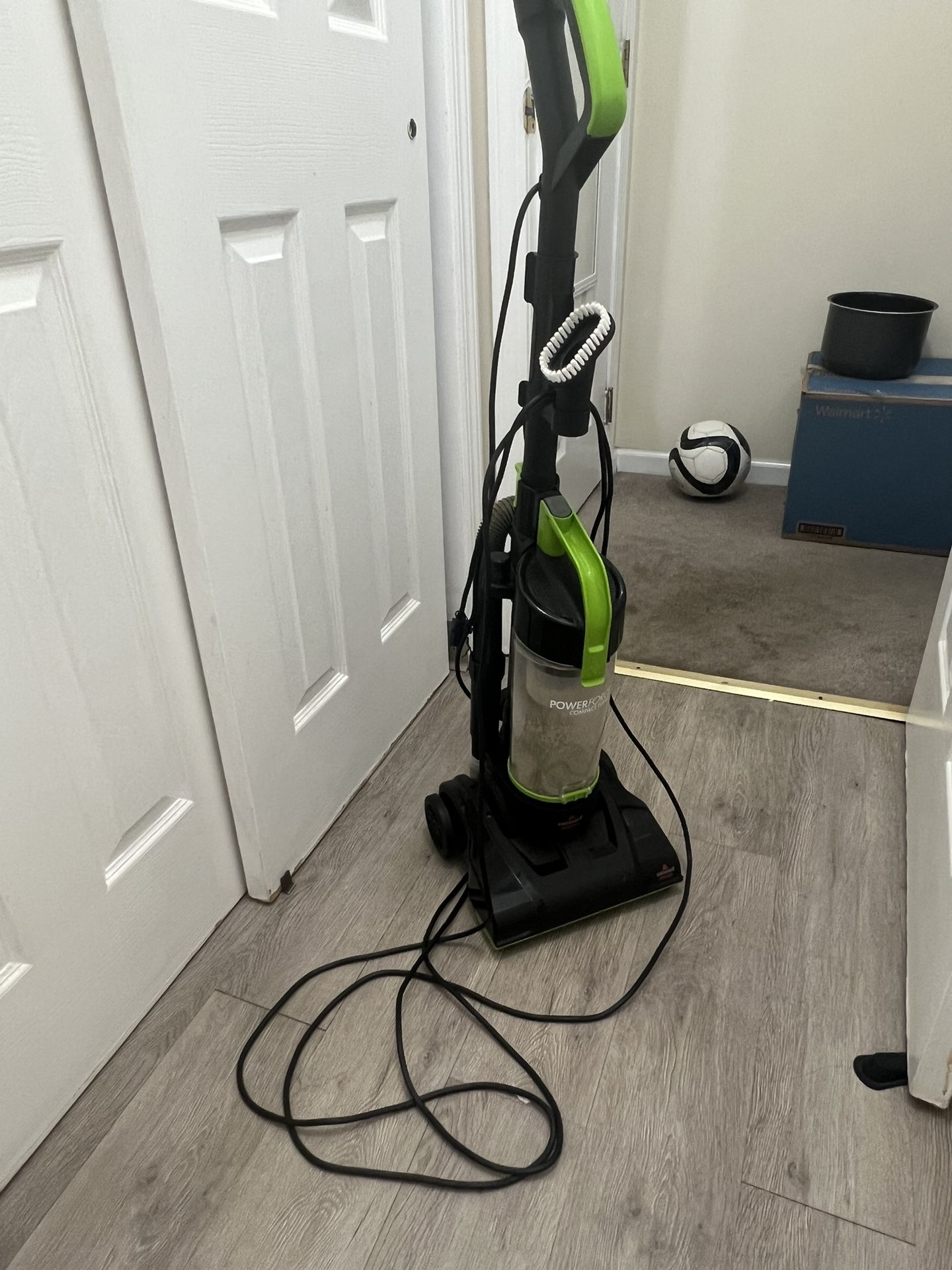 Vacuum Cleaner - Carpet/floor Cleaner