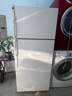 GE Refrigerator 28 inches