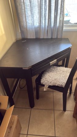 Corner desk