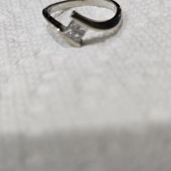 14k   White Gold Ring  With Diamonds 