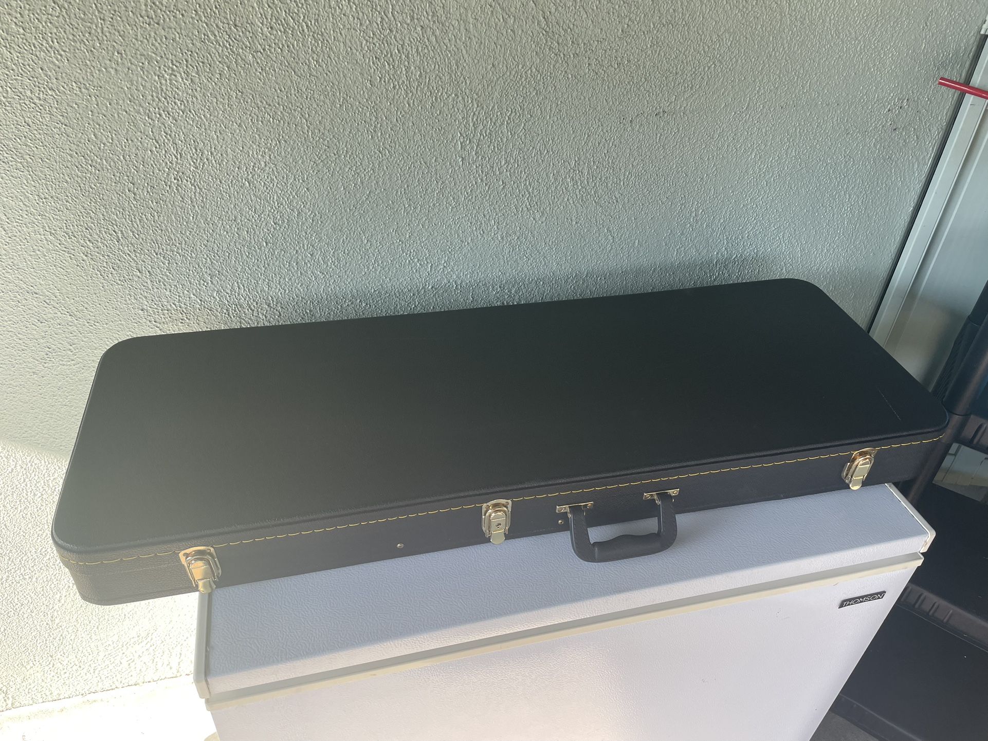 Black Tolex Hardshell Electric Guitar Case W/ Keys