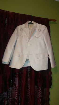 Vendo traje de niño esta sucio pero solo tiene una puesta