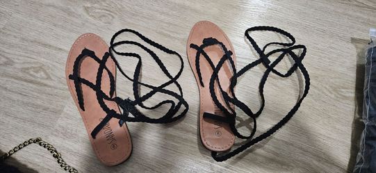 Tie sandals size 9