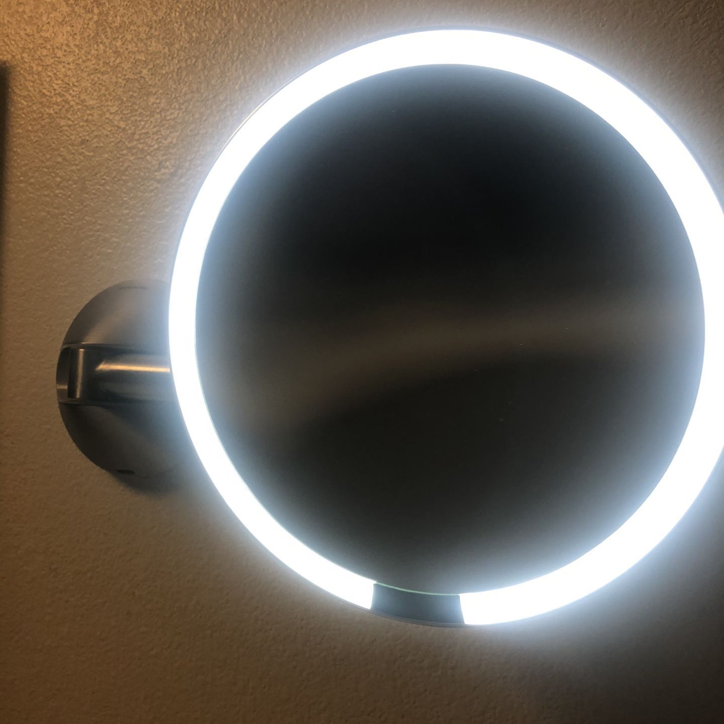 Simply Human Magnigiyng Mirror With LED Light $230 Value