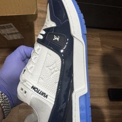 LV TRAINER PATENT BLUE 