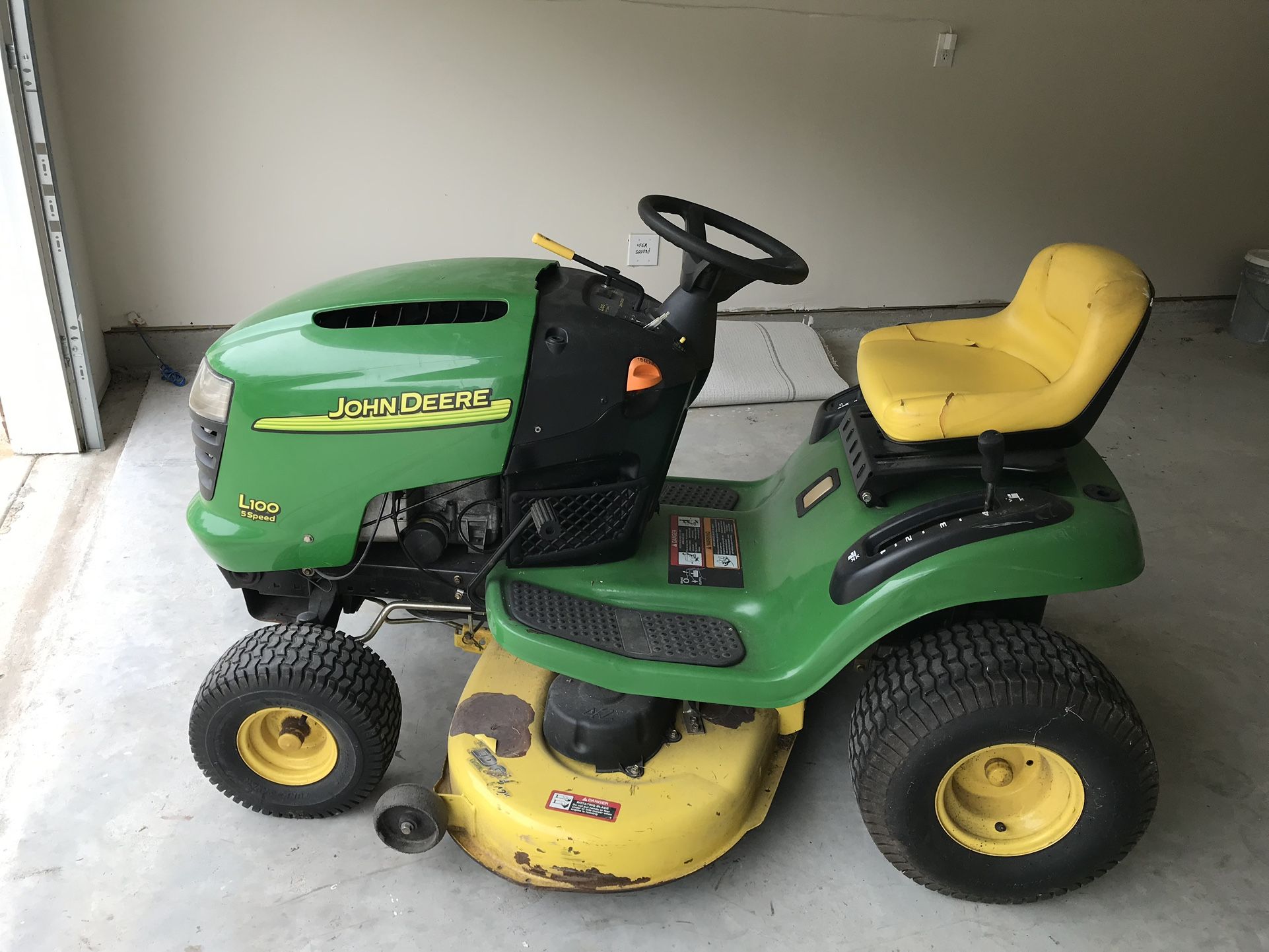 John Deere L100 Riding Lawn Mower